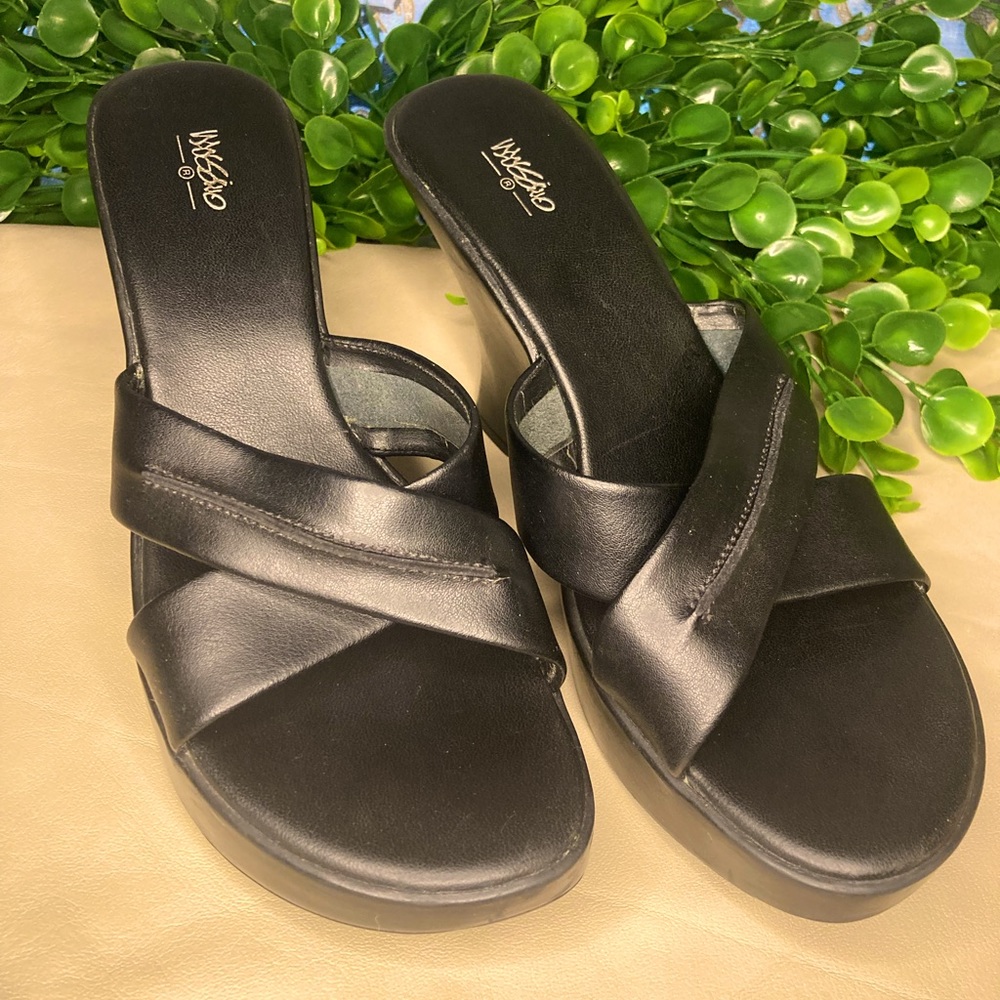 Ladies Black Mossimo wedge sandals size 7 1/2